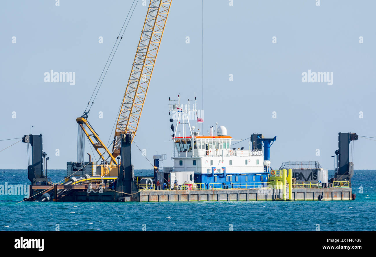 Cavo sottomarino che stabilisce la piattaforma a mare, spegnere il sud del Regno Unito costa, come parte del manuale di installazione per turbina eolica. Foto Stock Cavo sottomarino che stabilisce la piattaforma a mare, spegnere il sud del Regno Unito costa, come parte del manuale di installazione per turbina eolica. Foto Stock