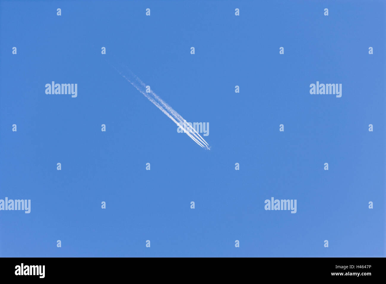 Cieli, aereo, condensazione trail, volo, tariffe aeree, piani, volare, viaggi per viaggiare, viaggi all'estero, il viaggio in aereo, vacanza, aria, l'inquinamento atmosferico, l'ambiente, impatto ambientale, protezione dell'ambiente, jet, turbina Turbine, drive, blu, spazio copia, Lufttahrt, compagnia aerea, piano di passeggero, aria liner, Foto Stock