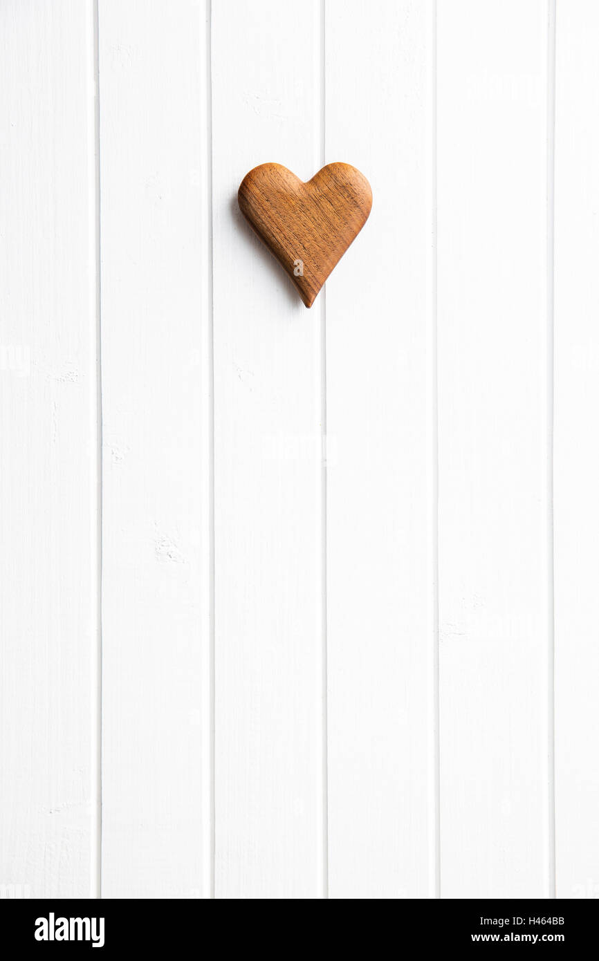 In legno realizzati a mano sul cuore bianco sullo sfondo di legno. Vista dall'alto. Foto Stock