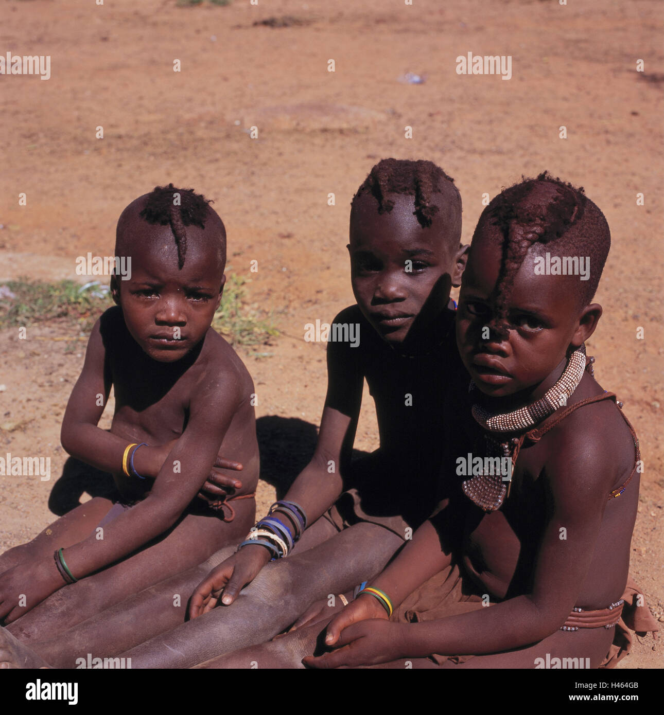 La Namibia, Kamanjab, bambini Himba, Africa sudoccidentale, Africa, persona, locali, ceppo Himba, bambini, sedersi, terreno sabbioso, Himba, tribù, Foto Stock