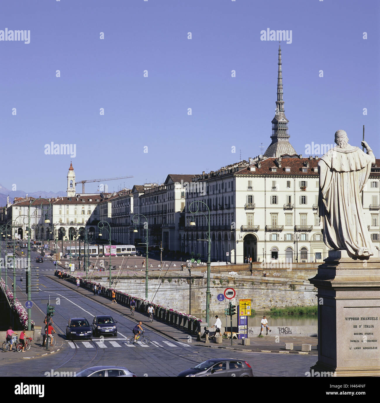 L'Italia, Piemonte, Torino, vista città, Piazza Vittorio Veneto, Ponte Vittorio Emanuele, la città di destinazione, luogo di interesse, edificio, case, architettura, Bridge Street scene, persona, pedonale, automobili, statua, esterno, Foto Stock