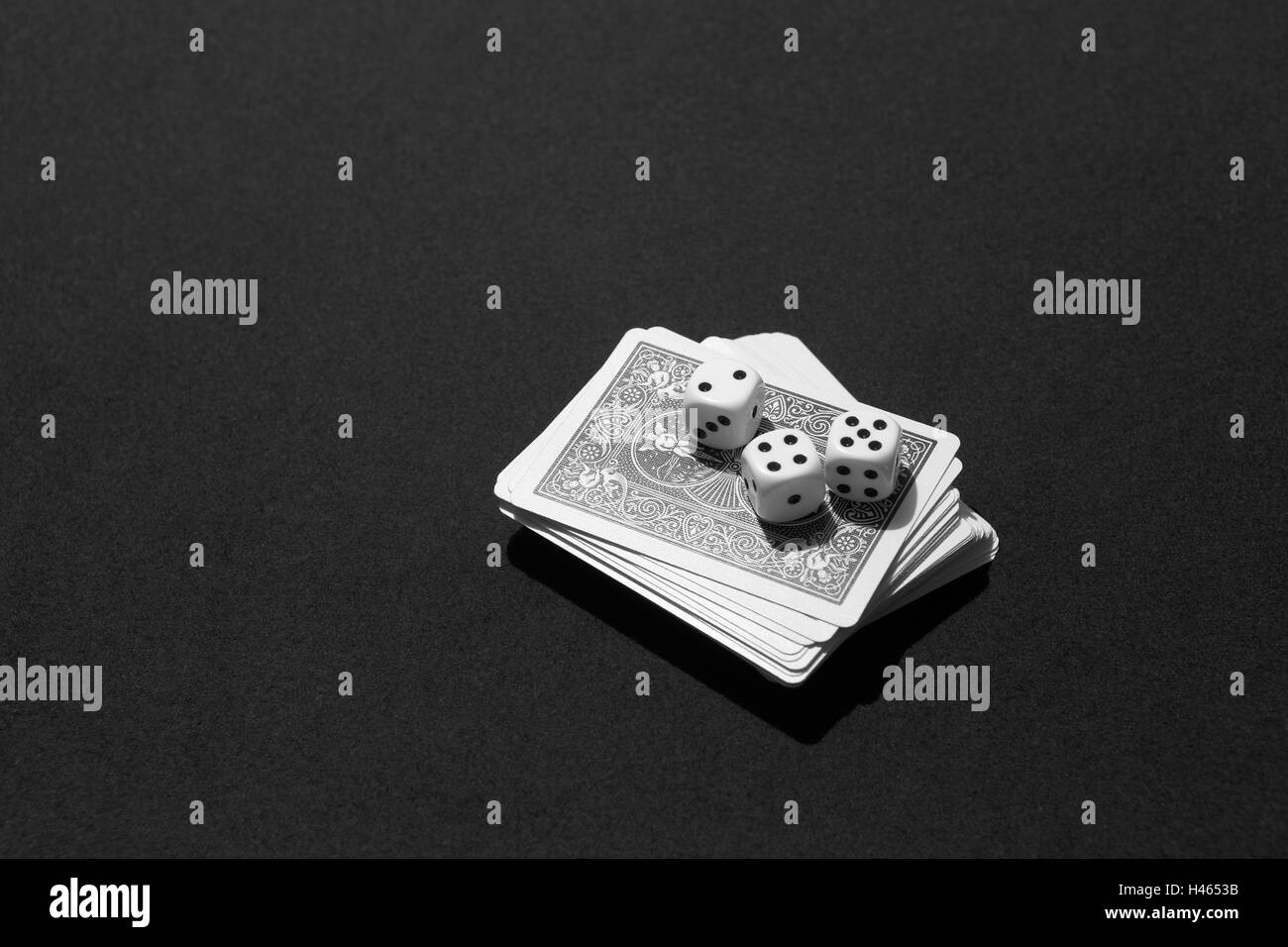 Carte da poker e craps in un gioco da tavolo. In bianco e nero Foto Stock