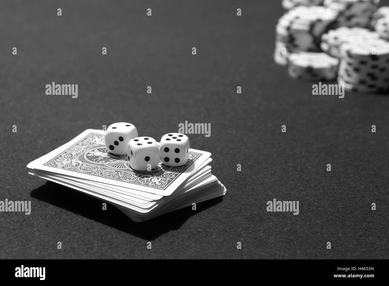 Carte da poker e craps con chip di scommesse gioco da tavolo. In bianco e nero Foto Stock