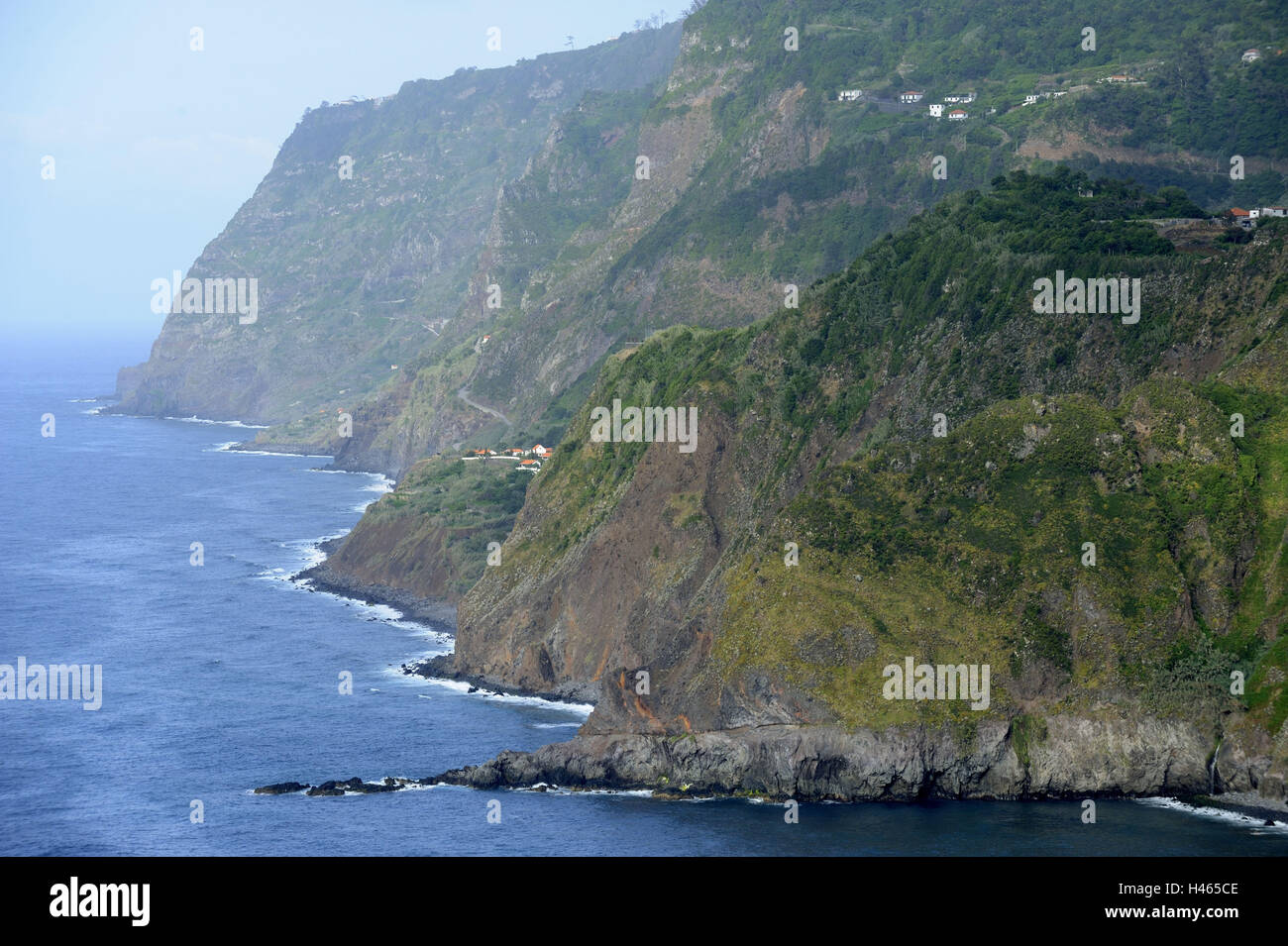 Il Portogallo, isola di Madera, Ponta Delgada, ripida costa, Foto Stock