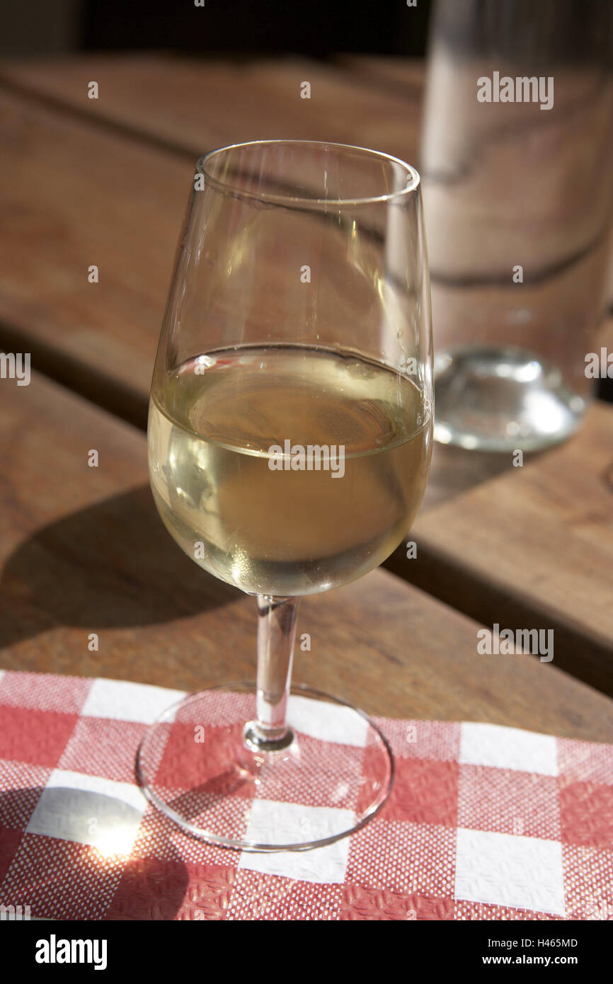 Wineglass, vino bianco, tovaglie, controllati, dettaglio, vetro, legno tabella, liquido, bere alcol, bevande, vino, alcolici, tabella caps, rosso-bianco, piazze, Foto Stock