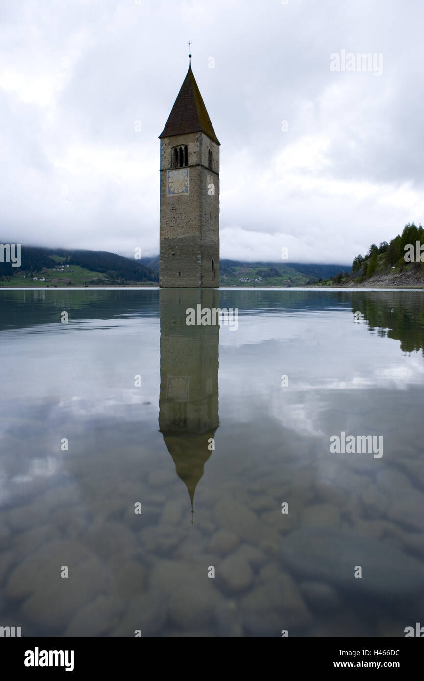 L'Italia, Alto Adige, Val Venosta, Bolzano, Graun, croccante lago, Steeple, Foto Stock