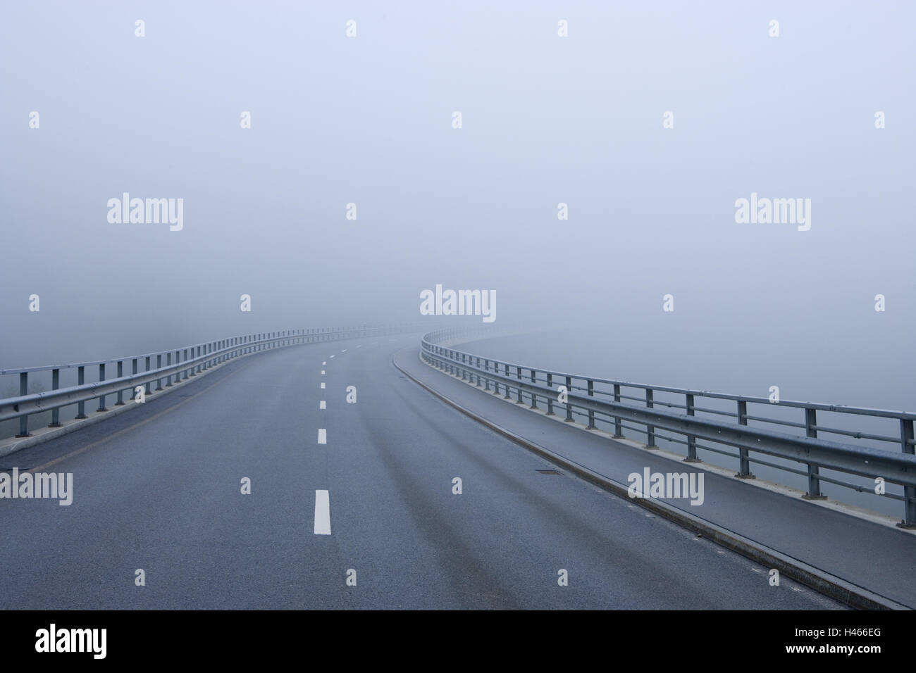 La Svizzera, grigio collari, Prättigau, Arosa, strada di montagna, bridge, nebbia, Foto Stock