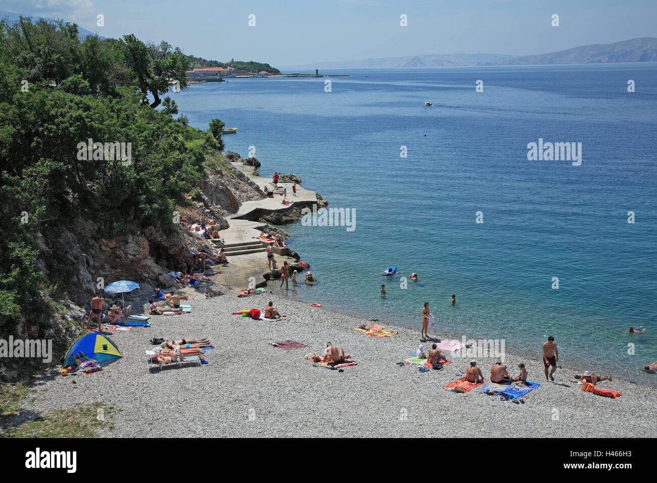 Croazia, Senj, Baia beach, bagnanti, Europa, destinazione costa, luogo costiero, spiaggia, l'acqua, il mare, il Mar Mediterraneo, Adriatico, persona, turistico, turismo, vacanze, vacanziere, spiaggia vacanza, Foto Stock