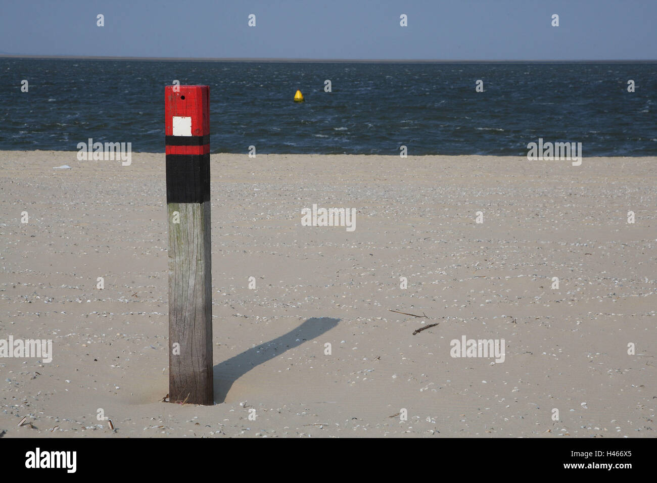 Spiaggia del Mare del Nord, palo di legno, selezione Foto Stock