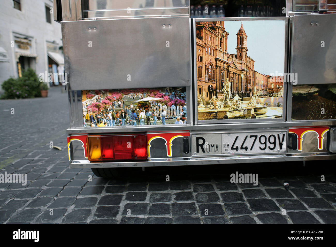 Italia, Roma, bus, vista posteriore, stampa di foto, Piazza Tu Spagna, Piazza Navona, Spagnolo scale, città capitale, destinazione, luogo di interesse, pullman, viaggi, turismo, ciottoli, numero di targa, luci posteriori, visite turistiche, mezzi di trasporto, pubblicamente, Foto Stock