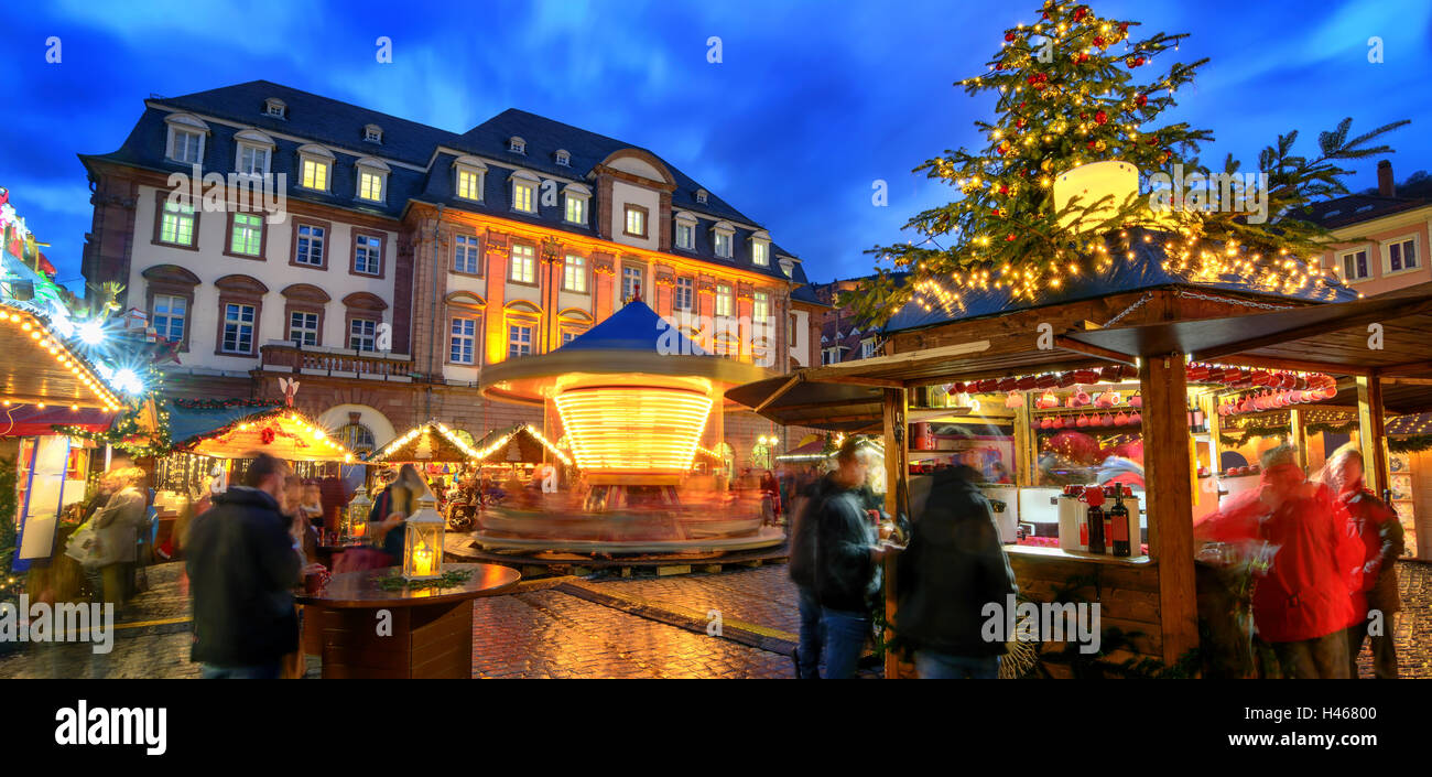 Mercatino di Natale di Heidelberg, Germania, un panorama shot al tramonto che mostra i chioschi illuminati, architettura e sfocata persone Foto Stock