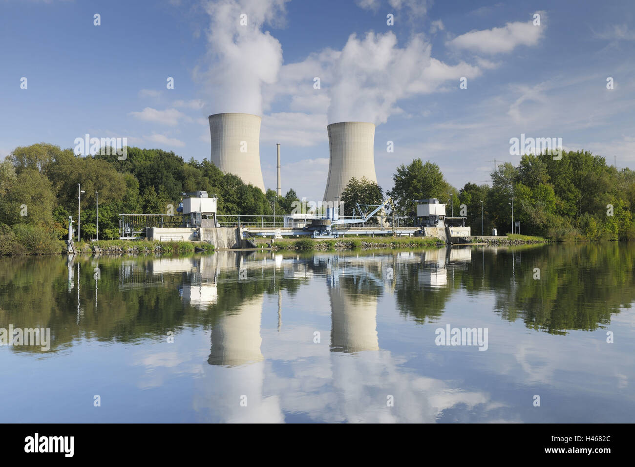 Un impianto ad energia nucleare, il principale, acqua di riflessione, Foto Stock
