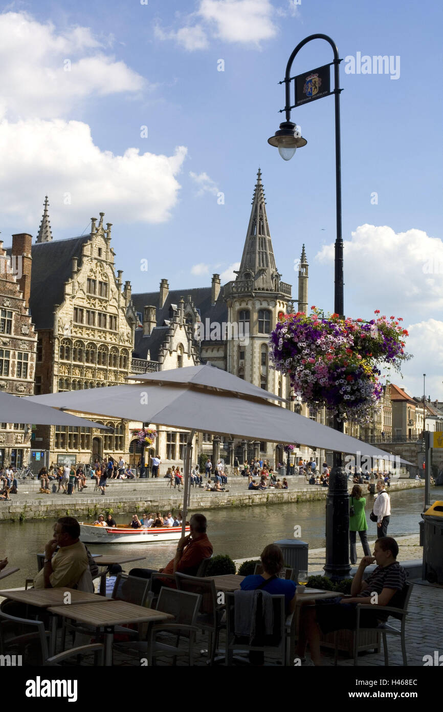 Belgio, Fiandre, Gand, canal, banca promenade, street cafe, ospiti, città, edificio, case tower, storicamente, edificio, architettura, cafe, ombrellone, persona, turisti, turismo, fuori, fiori e decorazioni floreali, barca, viaggio in barca, lampione lanter Foto Stock