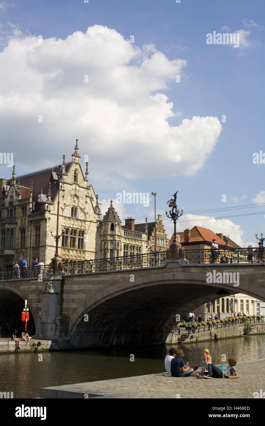 Belgio, Fiandre, Gand, canal, banca promenade, turisti, bridge, canal, città, edificio, case, storicamente, palazzi, architettura, persona, turismo, esterno, canal, Graslei, guild houses, acque, persone giovani, Foto Stock
