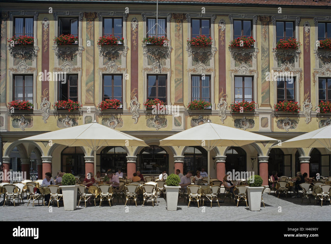 In Germania, in Baviera, Memmingen, mercato, casa fiscale, architettura, casa, gastronomia, spazio, ombrelloni, street cafe, scatole di finestra, facciata, archi a tutto sesto, gerani, pittura, facciata pittura, Administration Building, edificio, turismo, luogo di interesse, Sveva Allgäu, Foto Stock