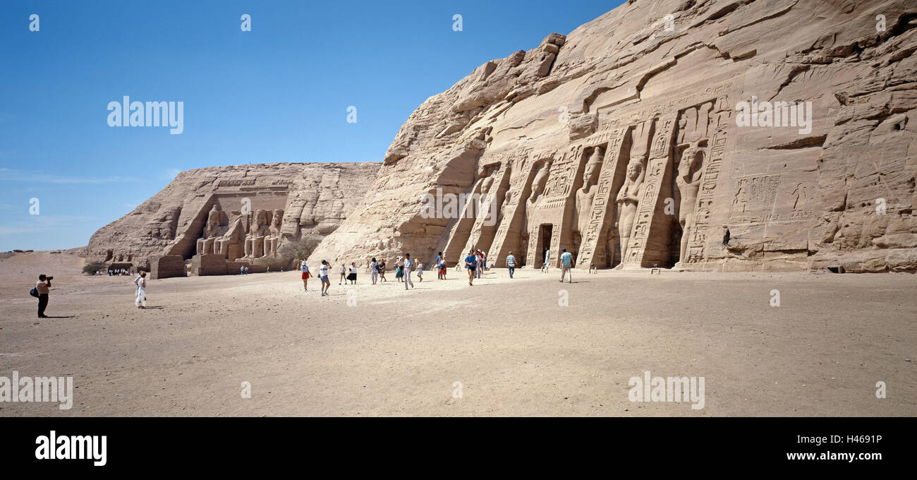 Egitto, Abu Simbel, Ramses tempio Hathor tempio, turistiche, nessun modello di rilascio, deserto, tempio, rock, rock temple, facciate, sede foto, freeze frame, re, regina, strutture di Ramses, Hathor, luogo di interesse, attrazione, turismo, persona, panorama, Foto Stock