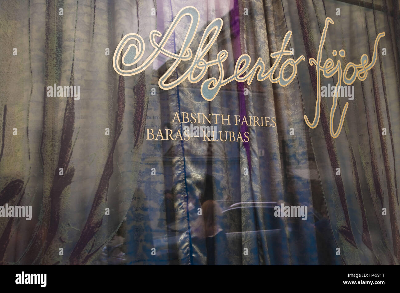 La Lituania, Vilnius, Città Vecchia, assenzio bar, finestra Dettaglio, corsa, mirroring via Ausros Vartu Gatve Foto Stock