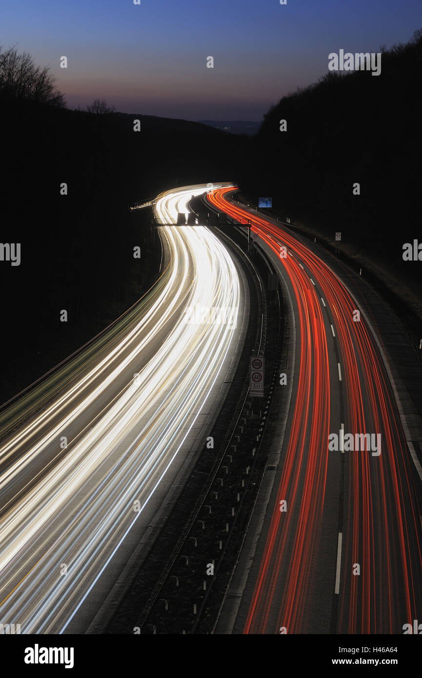 Autobahn, la notte, la luce sentieri, tempo di esposizione lungo, in Germania, in Baviera, Spessart, A3, Foto Stock