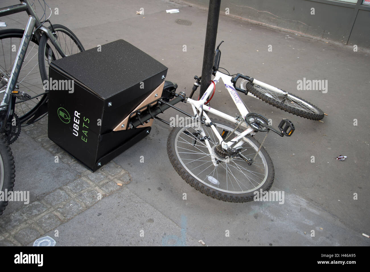 Dalla stazione di Liverpool Street London. Uber mangia la consegna bike caduta ed incatenato ad un lampione Foto Stock