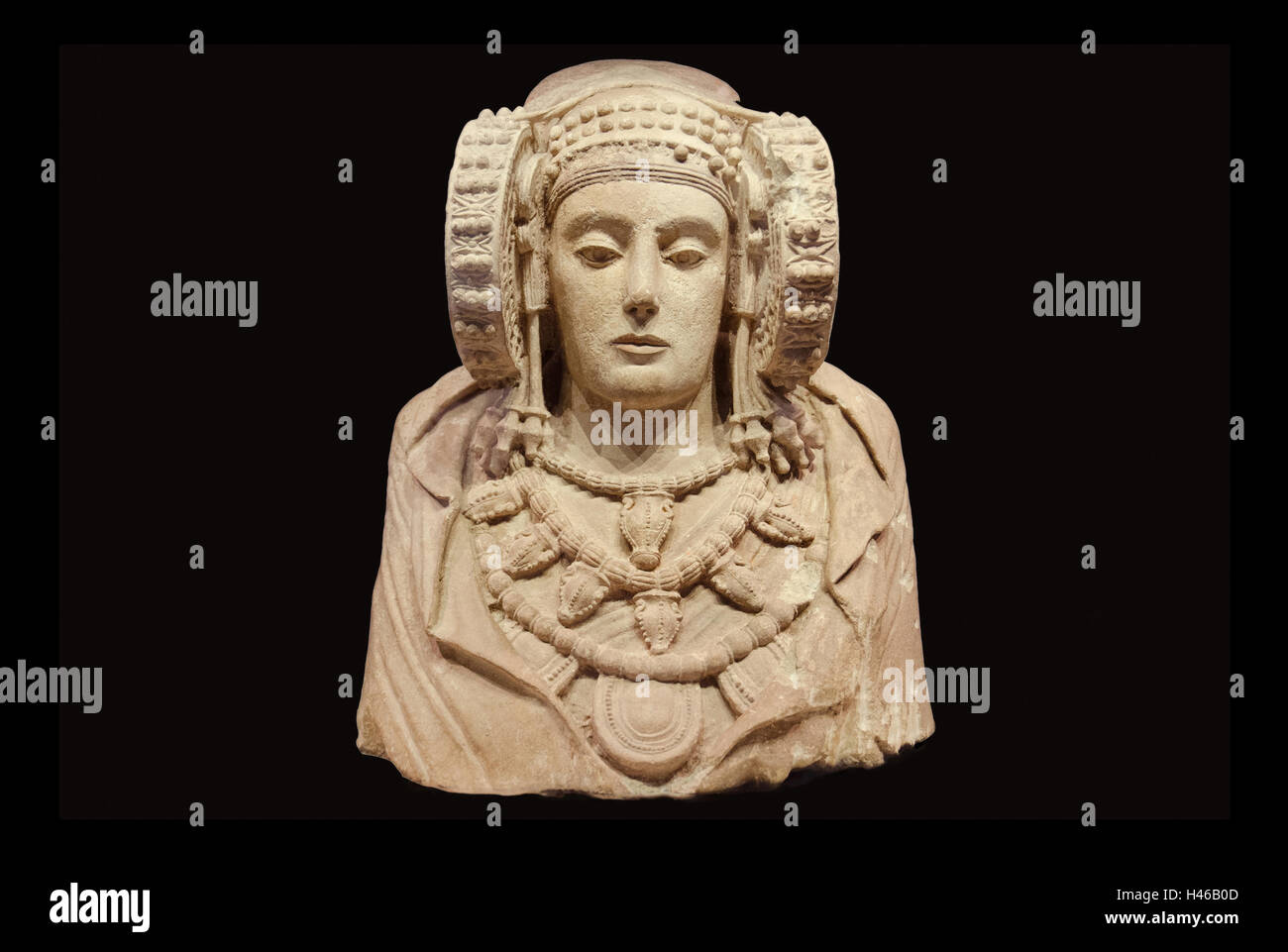 MADRID, Spagna - circa 2014: Dama di Elche nero su sfondo isolato è il pezzo più importante di arte iberica Foto Stock