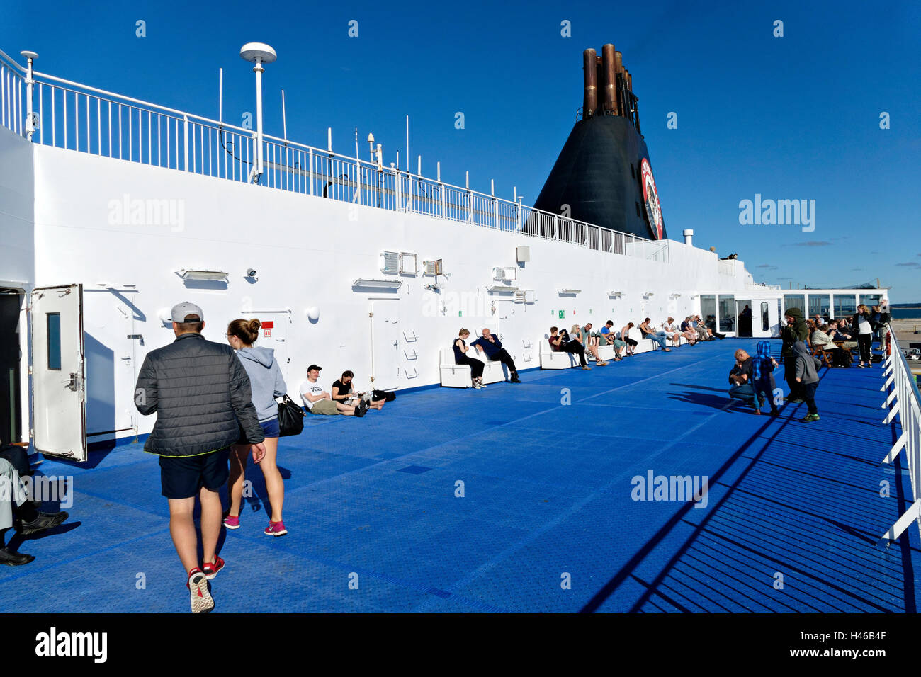 I passeggeri sull'esterno pianale superiore dell'Norrona traghetto sul Mare del Nord, in viaggio dalla Danimarca all'Islanda, Europa Foto Stock