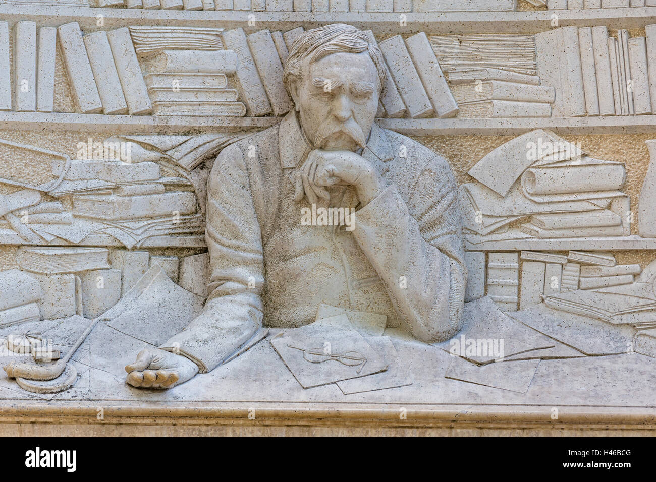 Statua di Piazza Ferenc Deak, poeta ungherese, è situato presso il lungomare di Balatonfured città, area resort del lago di Balaton, 06 maggio 2016,Ba Foto Stock