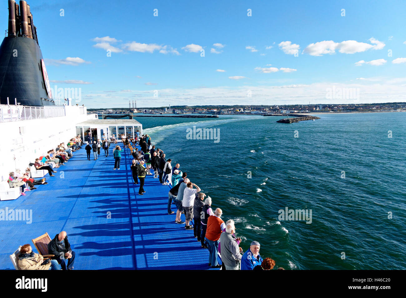 I passeggeri sull'esterno pianale superiore dell'Norrona ferry boat lasciando Hirtshals, viaggiando dalla Danimarca all'Islanda, Europa Foto Stock
