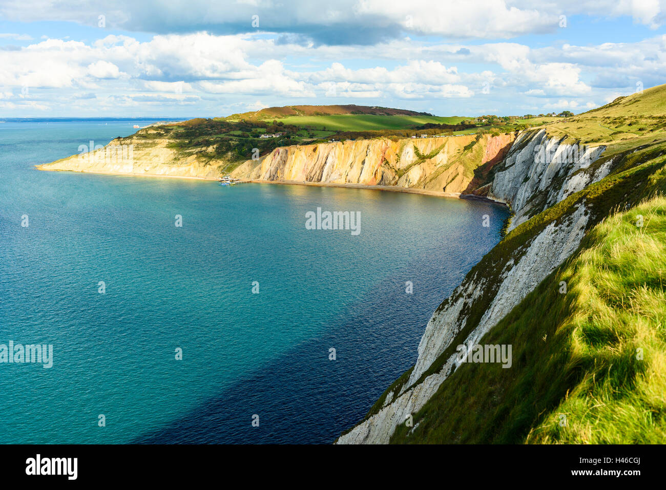 Vista panoramica della baia di allume Isle of Wight England Regno Unito con la cresta di Headon Warren dietro e Il Solent oltre Foto Stock