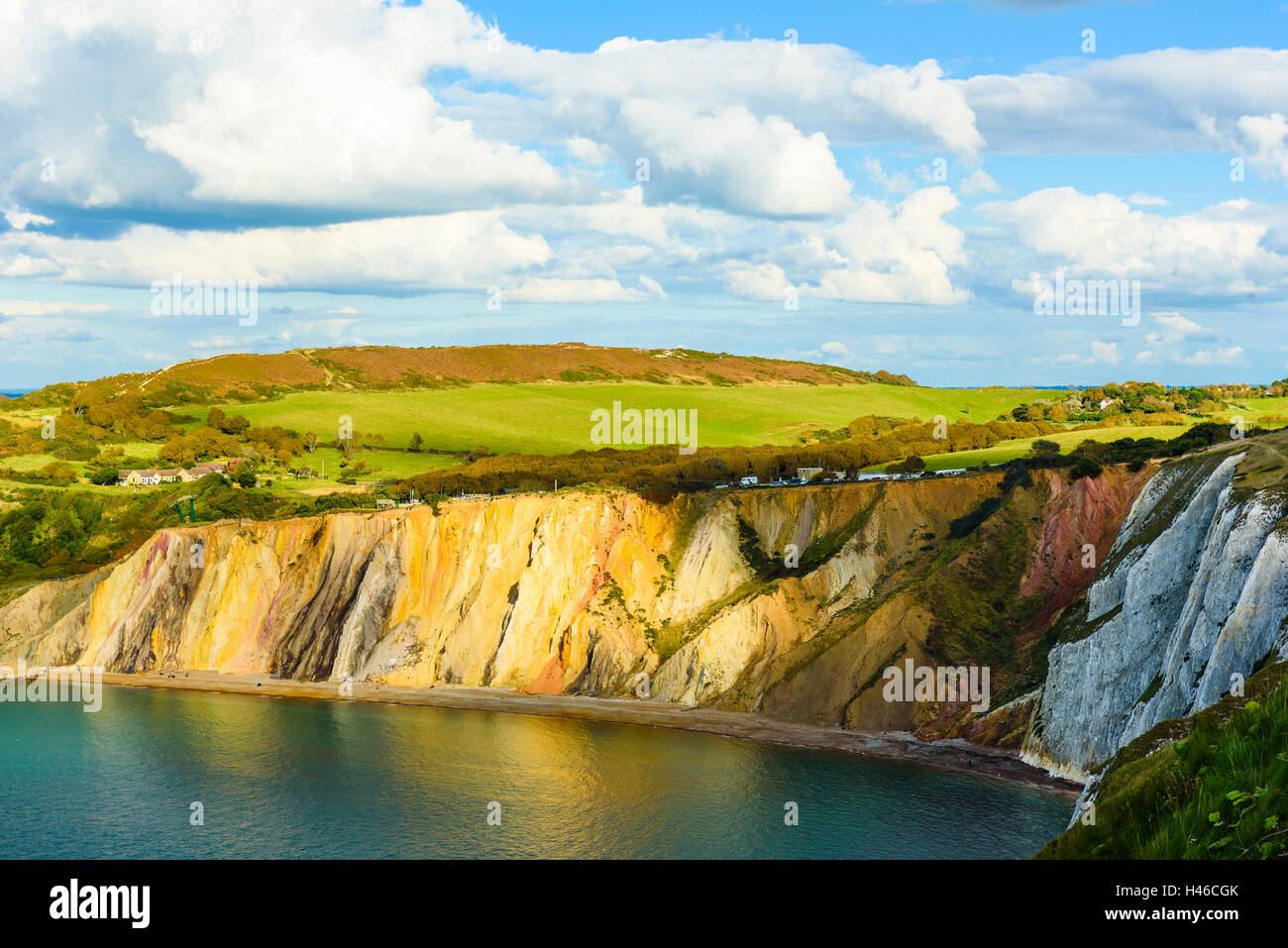 Vista su scogli colorati di allume Bay Isle of Wight England Regno Unito con la cresta di Headon Warren al di là Foto Stock