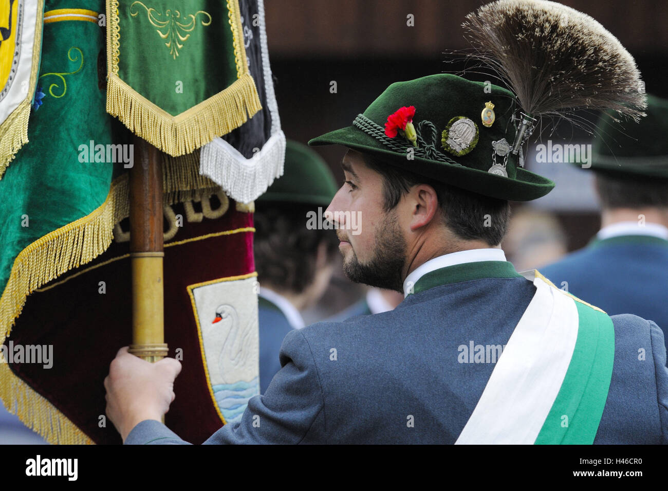 In Germania, in Baviera, Algovia, Swan's regione, uomo, costume nazionale, vista posteriore, personalizzato, bavarese, tradizioni, a piedi, vestiti, cultura, culturalmente, Germania meridionale, tradizioni, folklore, cappelli, copricapo, Gamsbart, bandiera, festa, vacanza, Santo, persone Foto Stock
