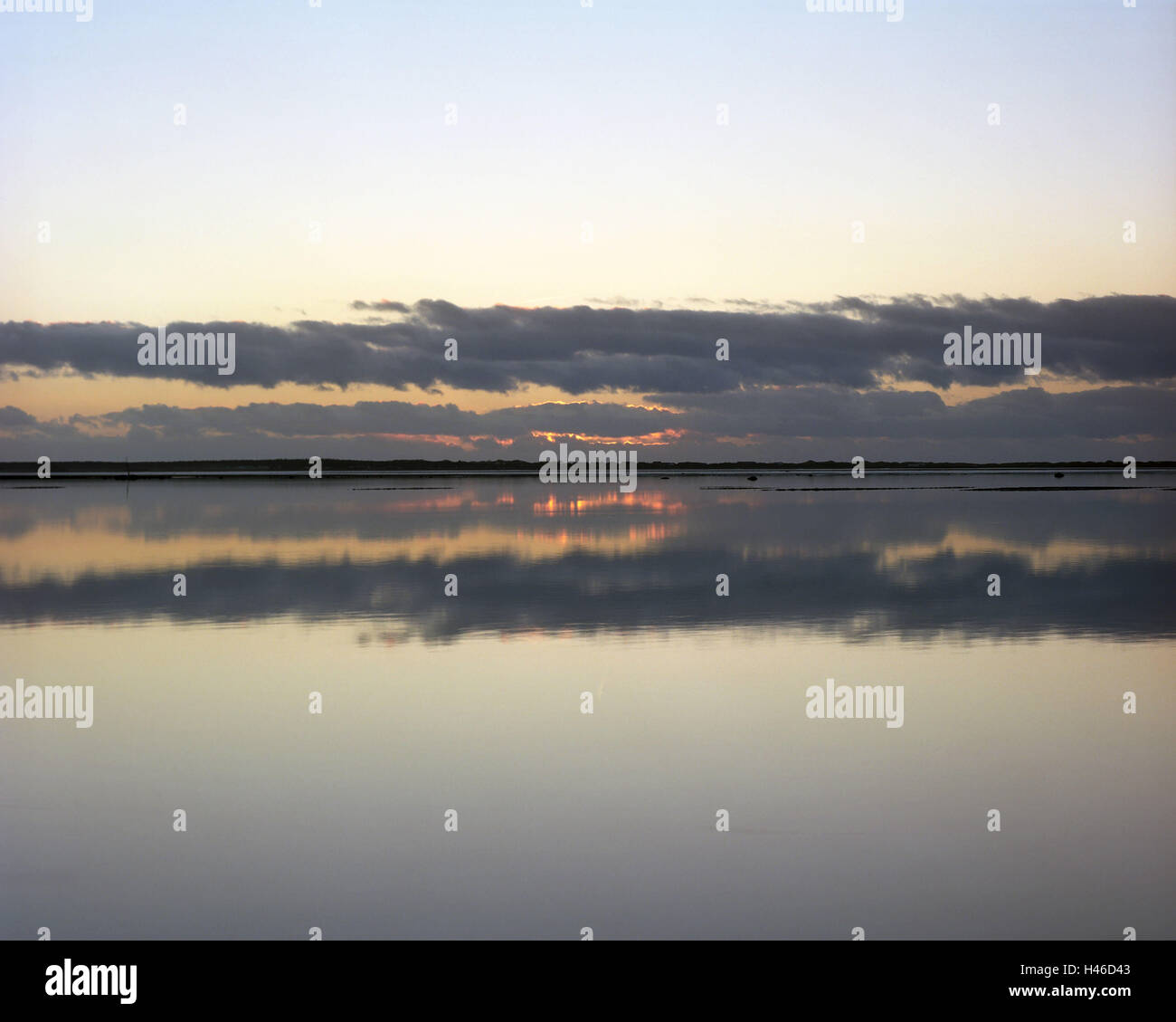 Il mare del Nord, isola di Föhr, watt, vista dopo Amrum al tramonto, Foto Stock