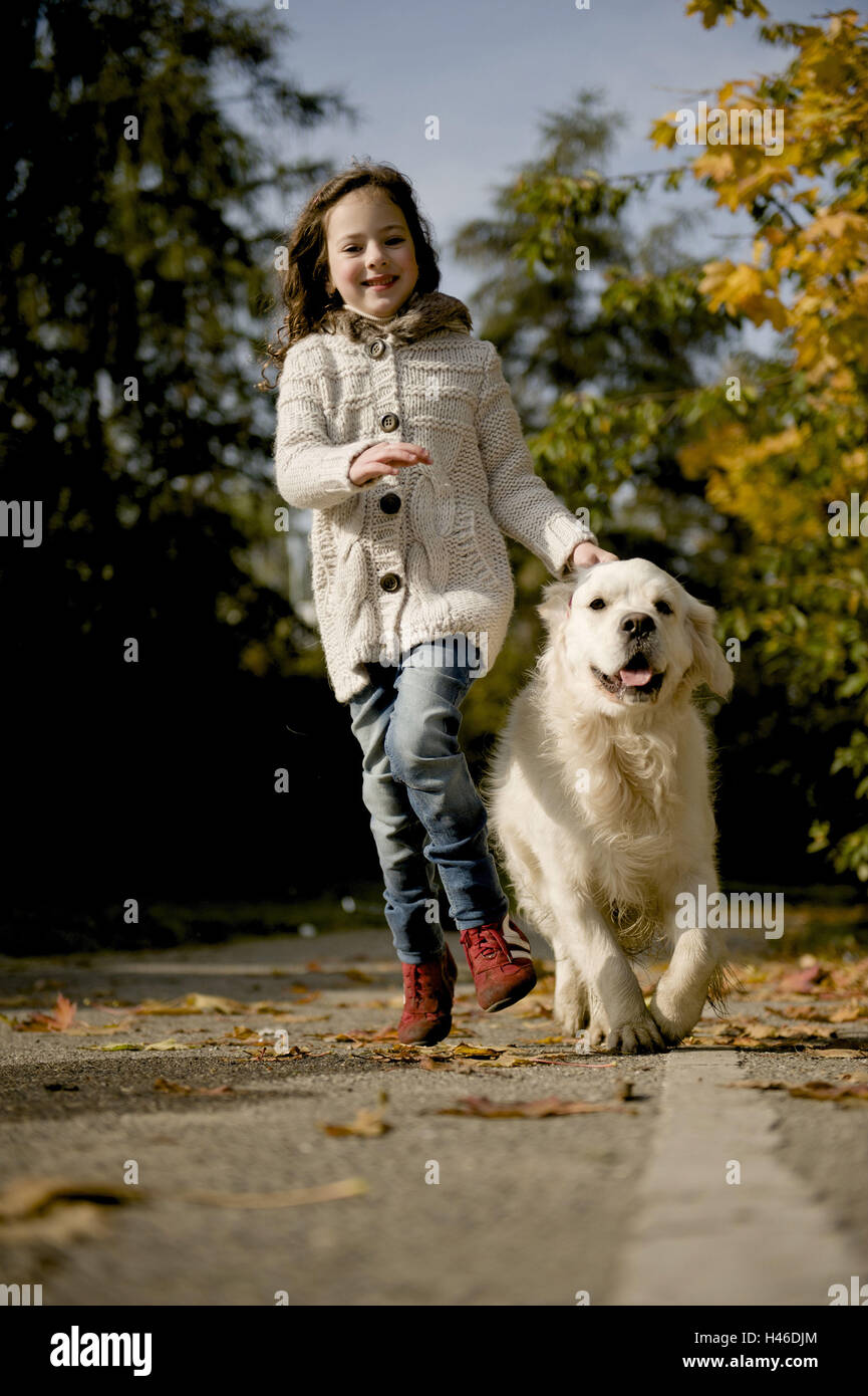 Piccola ragazza sul modo con il cane, Foto Stock