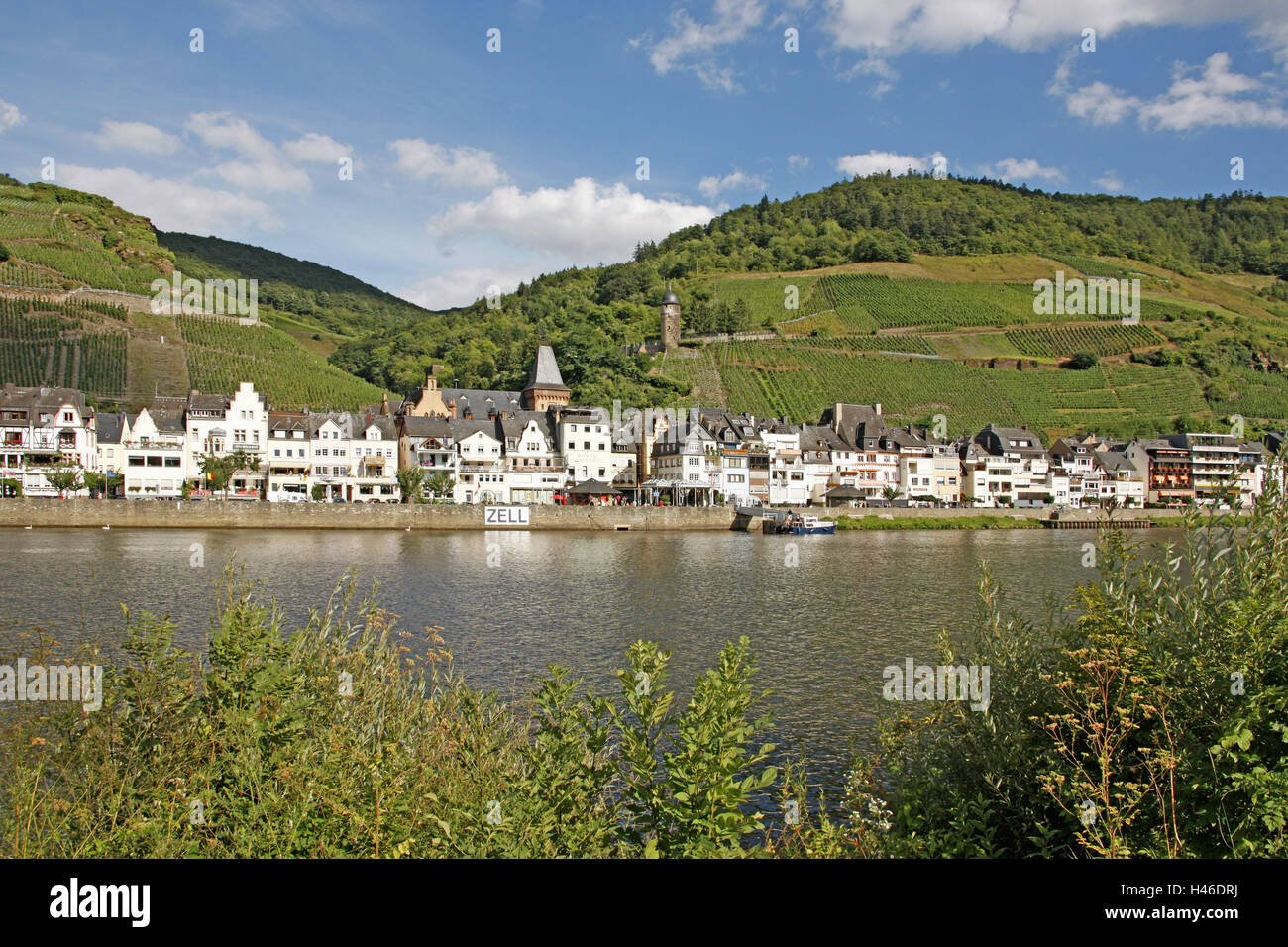 In Germania, in Renania Palatinato, Zell sulla Mosella, vista città, Città Vecchia, vigneti, villaggio del vino, area vitivinicola, la viticoltura, la Mosella, fiume, banca promenade, shore, case, Foto Stock