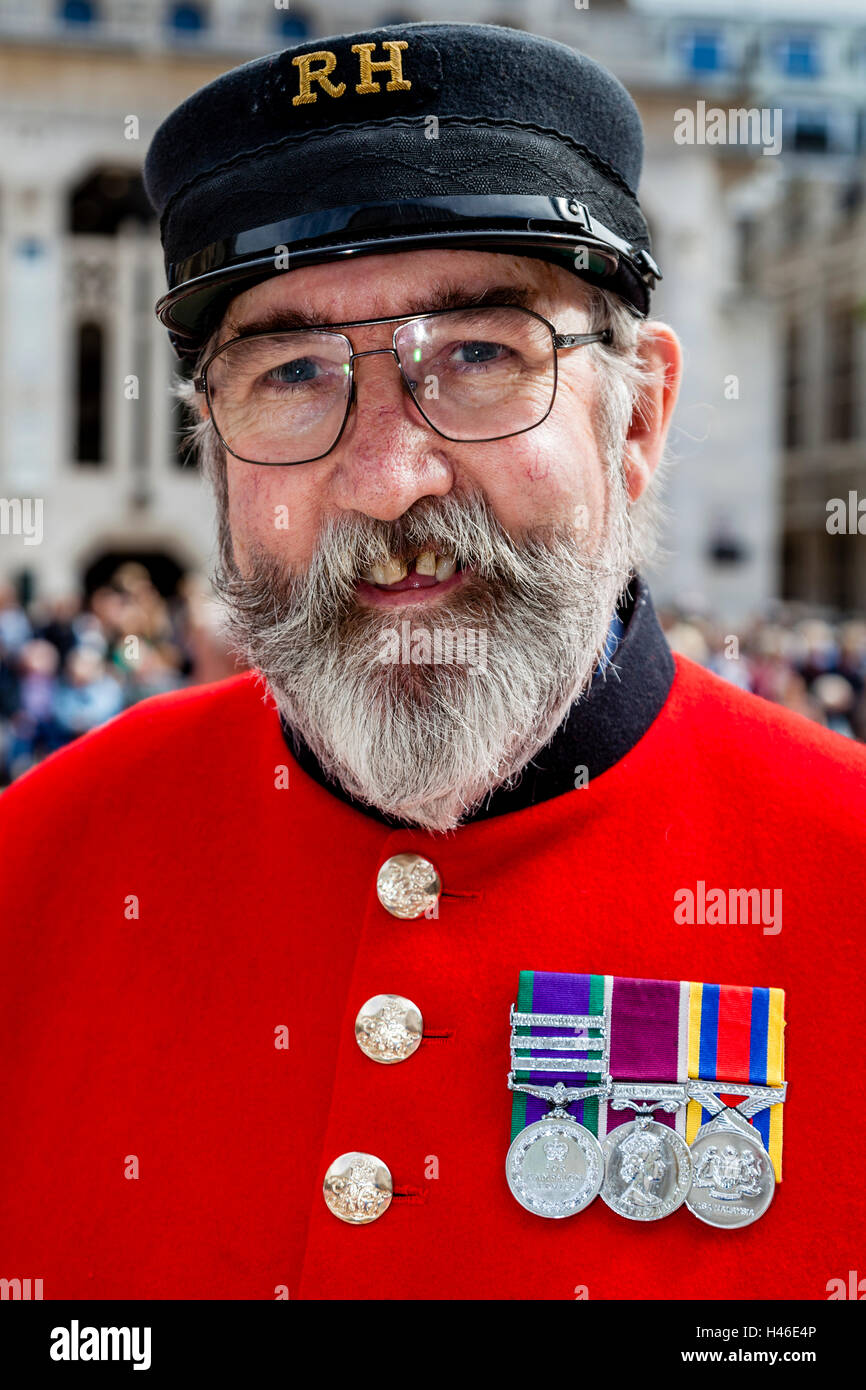 Un pensionato di Chelsea a perlacea re e regine' Harvest Festival, che si tiene annualmente alla Guildhall Yard a Londra, Inghilterra Foto Stock