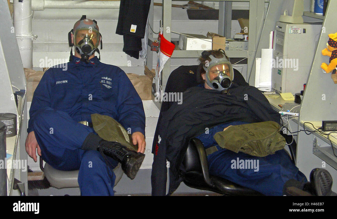 9 marzo 2003 durante l'operazione Enduring Freedom: Un'esercitazione di attacco a gas (CBR) sulla USS Abraham Lincoln, nel Golfo Persico settentrionale. Foto Stock