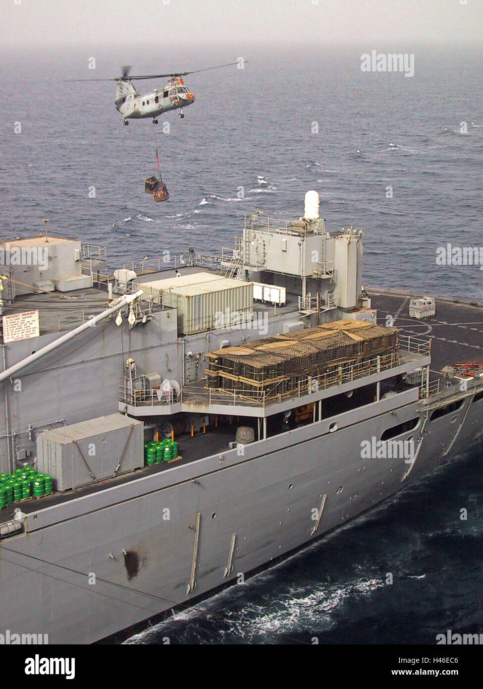 21 marzo 2003 operazione Iraqi Freedom: Un elicottero Sea Knight esegue un'operazione di rifornimento per la USS Abraham Lincoln dalla USNS Rainier. Foto Stock