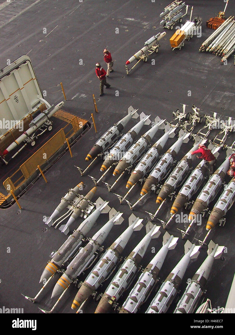 21 marzo 2003 operazione Iraqi Freedom: Bombe Mark 83 General Purpose 1000 lb sul ponte di volo della USS Abraham Lincoln nel Golfo Persico. Foto Stock