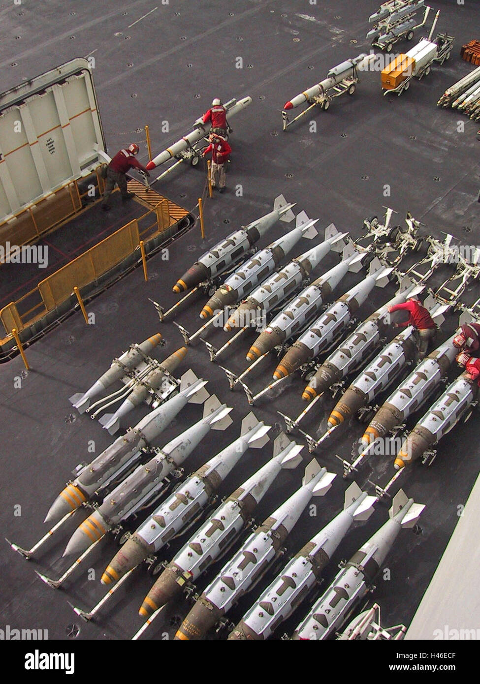 21 marzo 2003 operazione Iraqi Freedom: Bombe Mark 83 General Purpose 1000 lb sul ponte di volo della USS Abraham Lincoln nel Golfo Persico. Foto Stock