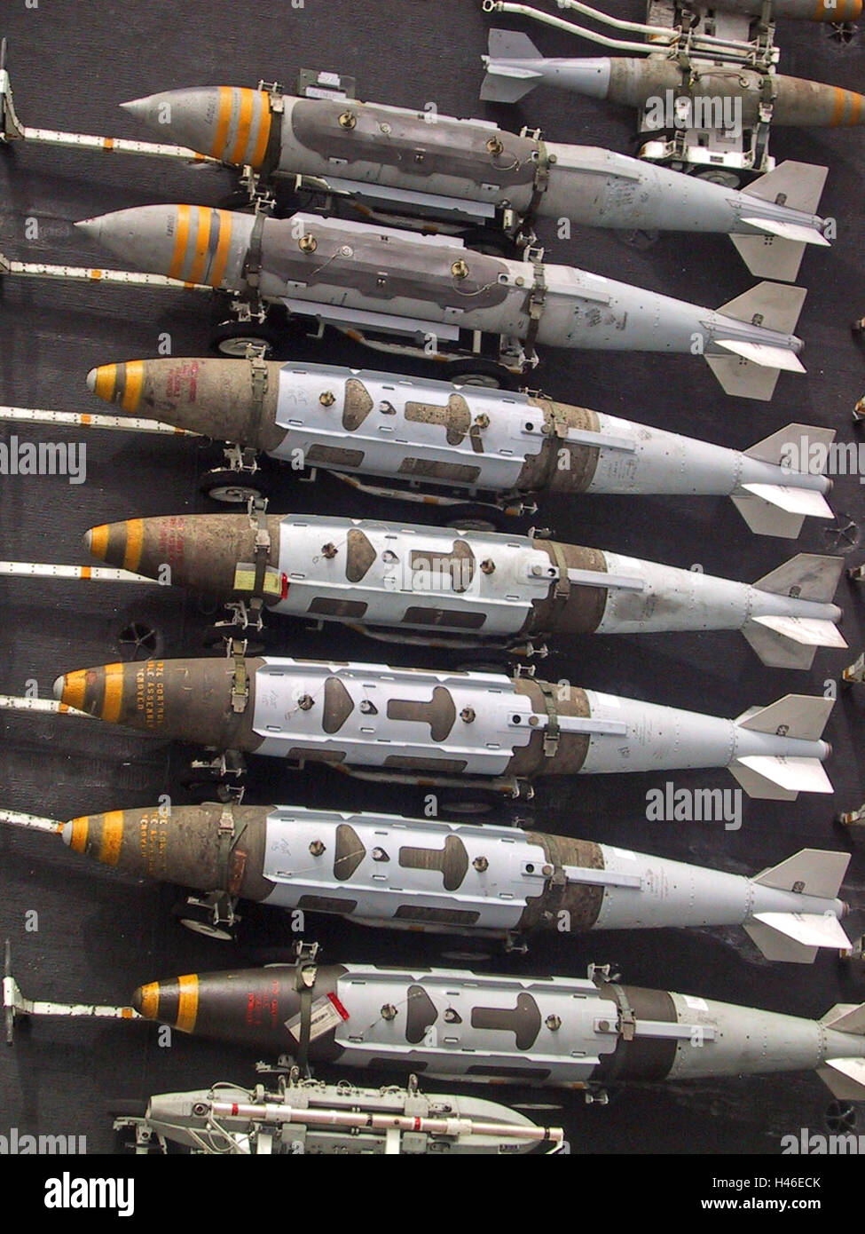 21 marzo 2003 operazione Iraqi Freedom: Mark 83 bombe General Purpose sul ponte di volo della USS Abraham Lincoln nel Golfo Persico. Foto Stock
