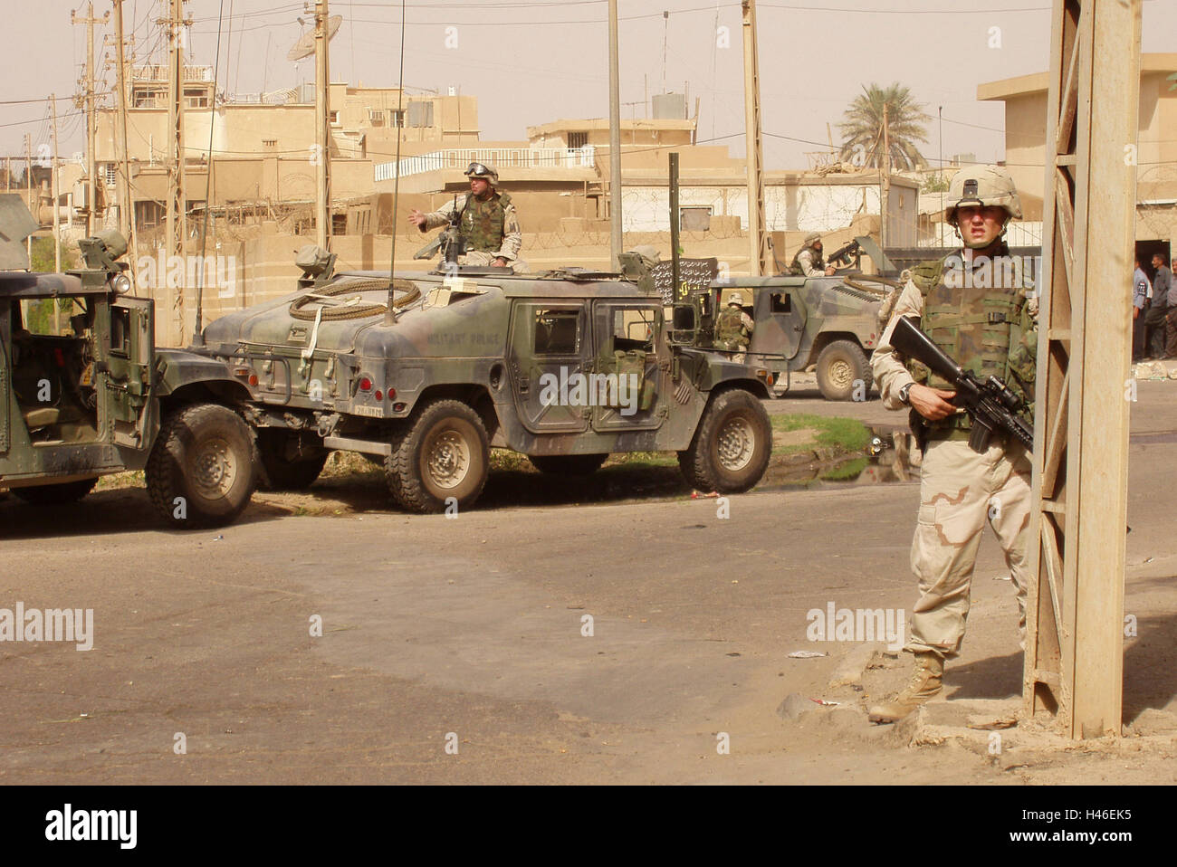 27 ott 2003 U.S. I soldati dell esercito presso la scena di un suicidio attentato all'automobile intrappolata sulla sede della Croce Rossa a Baghdad, Iraq. Foto Stock