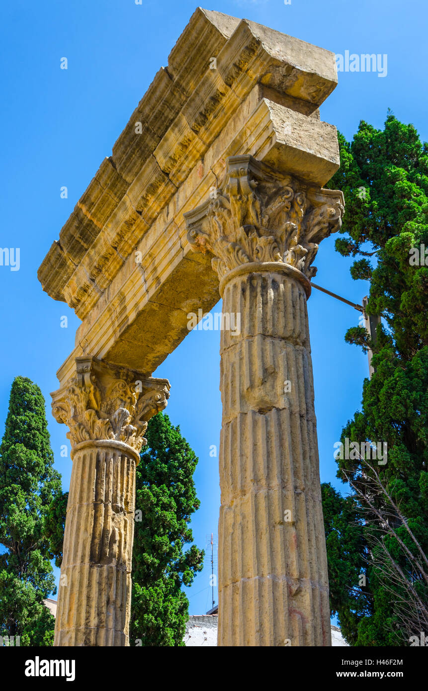 Parte della facciata romana con colonne in Tarragona, Spagna Foto Stock