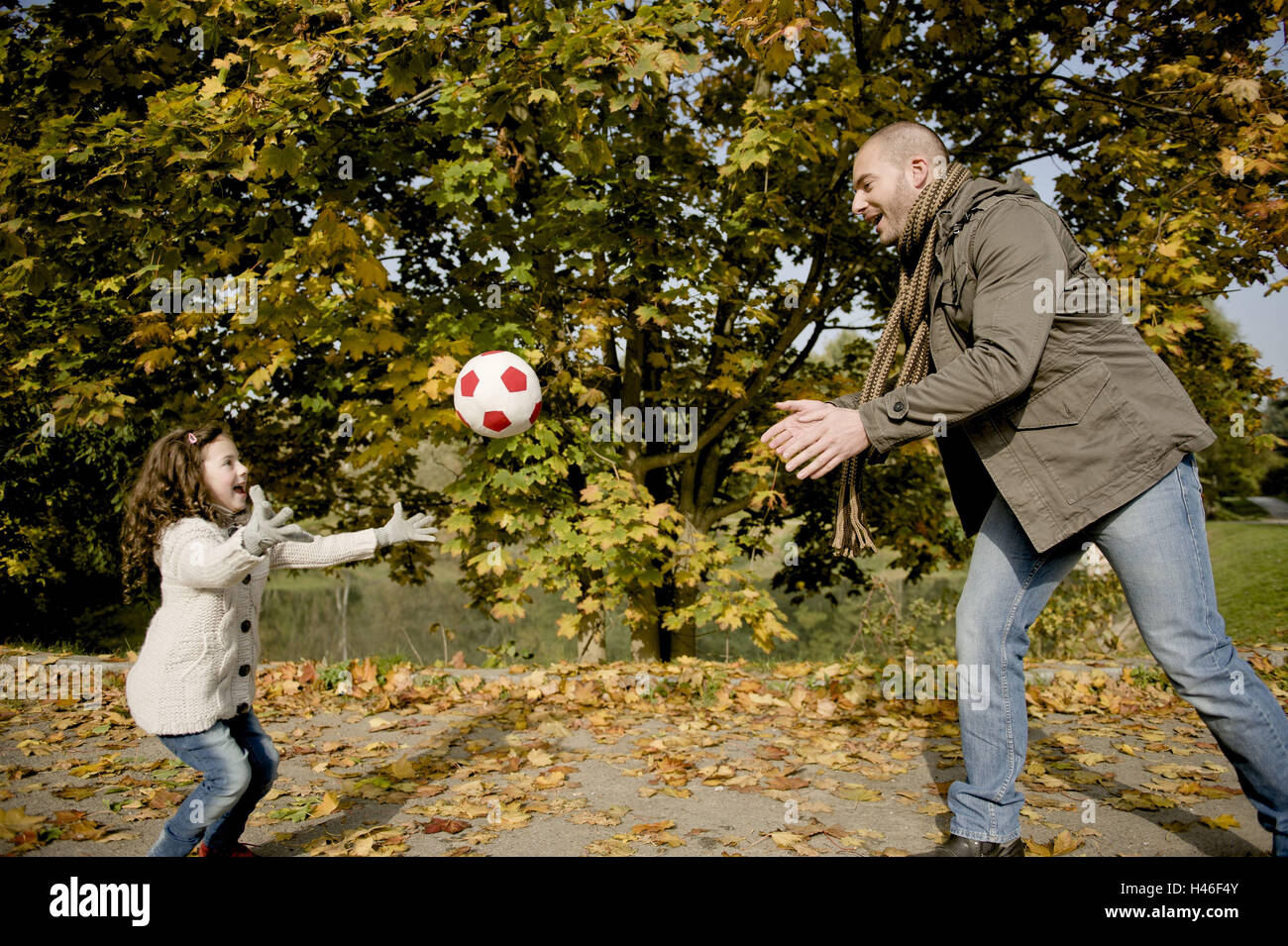 Padre e figlia sta giocando con sfera Foto Stock