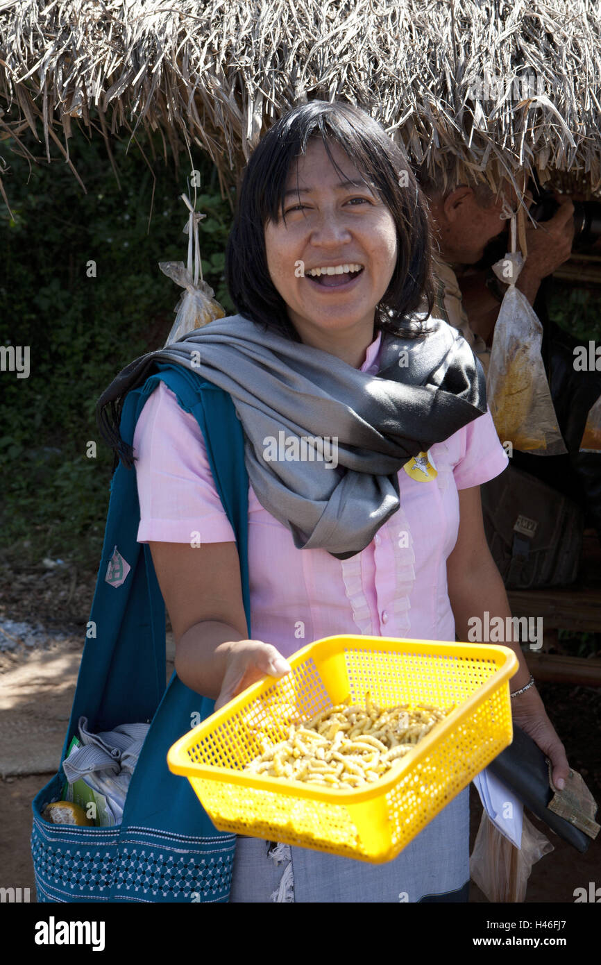 Myanmar, Birmano, basket, vermi, offerta, ridere, Foto Stock