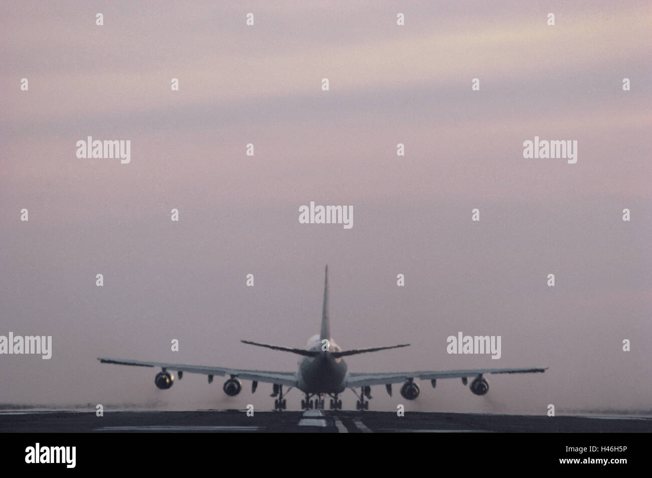Aeroporto, pista, di un aereo in fase di decollo, vista posteriore, deserte, fuori pista, Foto Stock