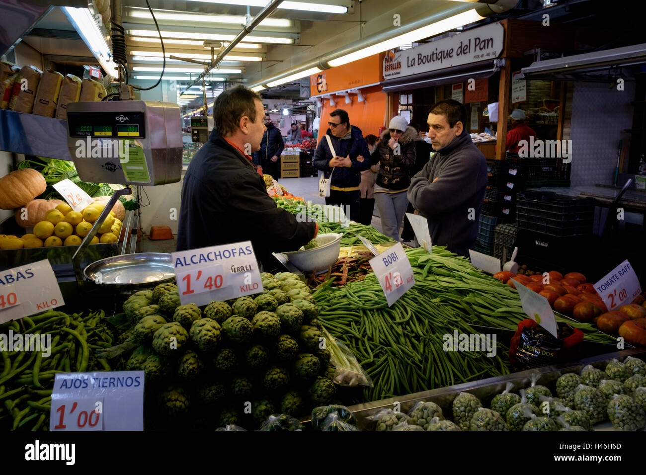 Stallo di vegetali all'interno del Mercato Centrale di Valencia Foto Stock