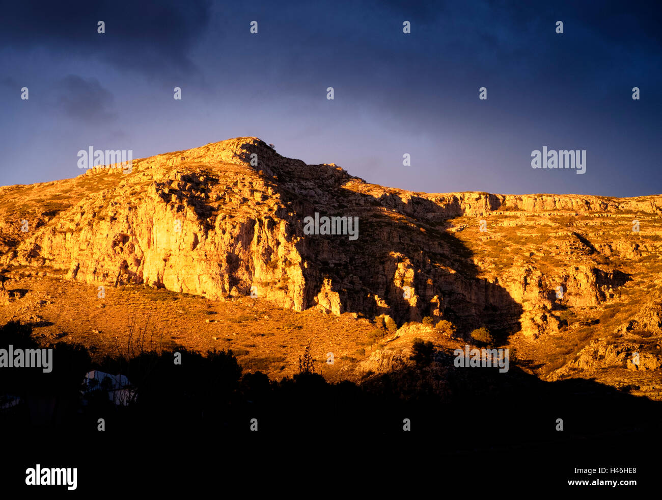 Bagliore dorato su una montagna in La Safor area della Spagna Foto Stock