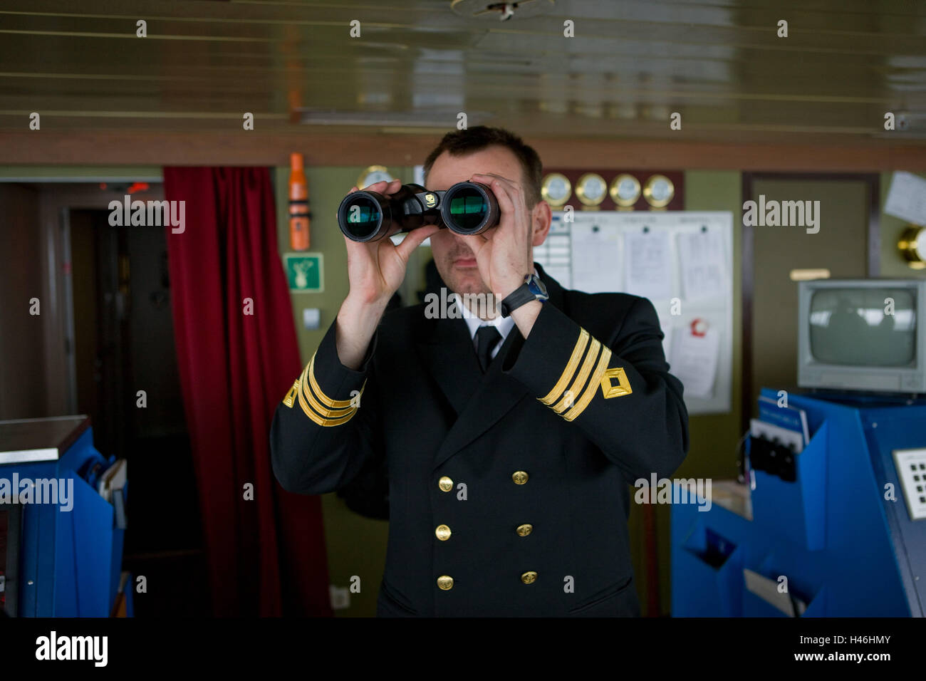 Norvegia, Hurtigruten (navi), 'MS Kong Harald', bridge officer, il binocolo Foto Stock