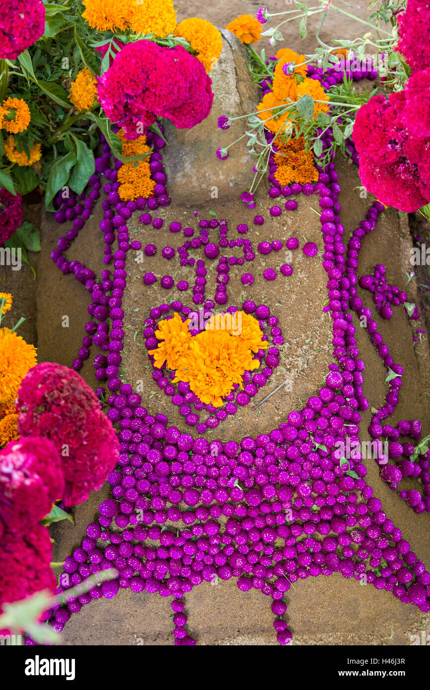 Un recinto decorato con un elaborato floreale arazzo del pedale in onore del defunto al San Antonino Castillo cimitero durante il Giorno dei Morti Festival noto come D'un de Muertos il 3 novembre 2013 a San Antonino Castillo Velasco, Oaxaca, Messico. Foto Stock