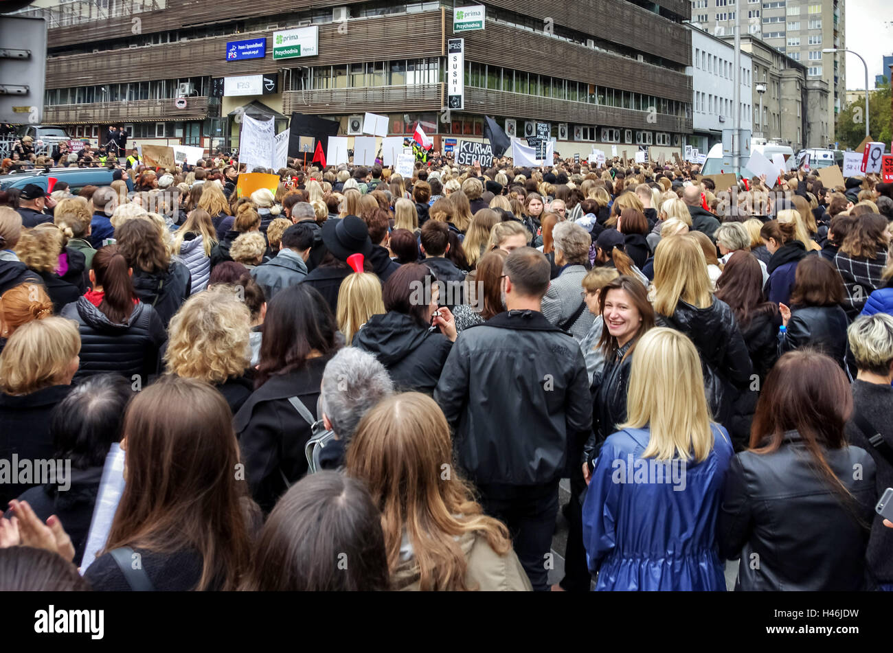 Varsavia, Polonia. 03 ottobre, 2016. Protesta Nero - Manifestazione contro più restrittiva legge sull aborto regolamenti Foto Stock