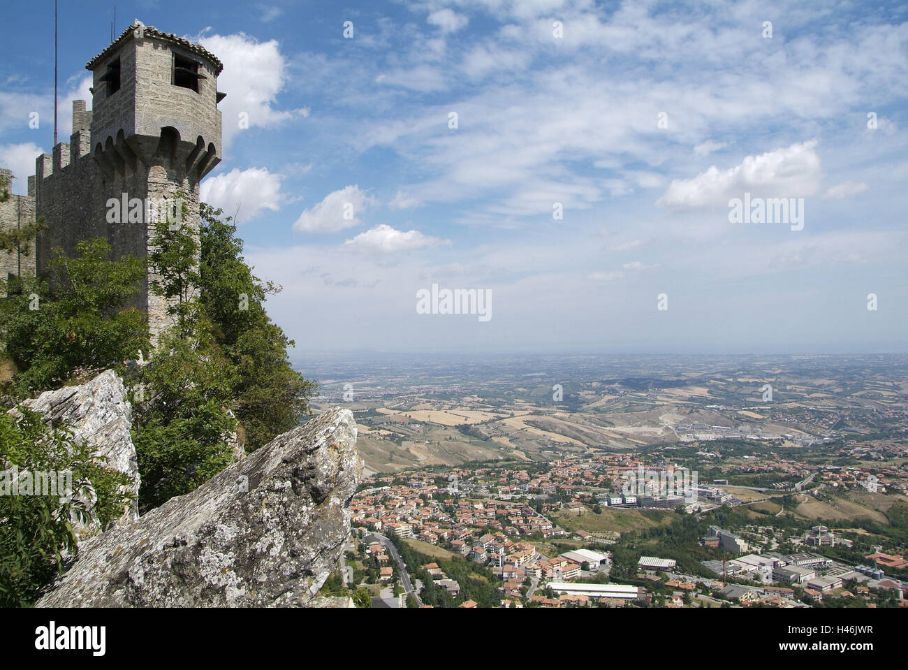 La Repubblica di San Marino e il Monte Titano, fortezza la Guaita, vista Borgo Maggiore, Foto Stock